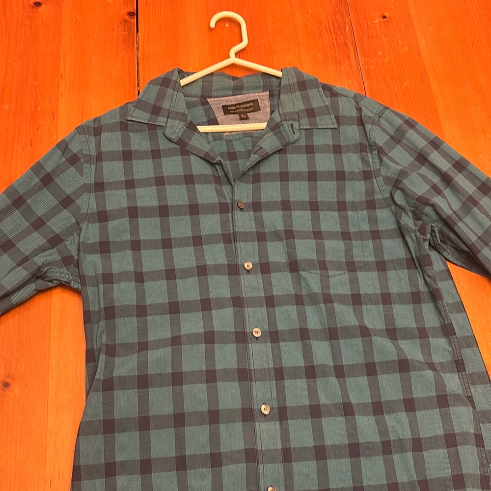 Four Banana Republic shirts.  Two long sleeve, two short.